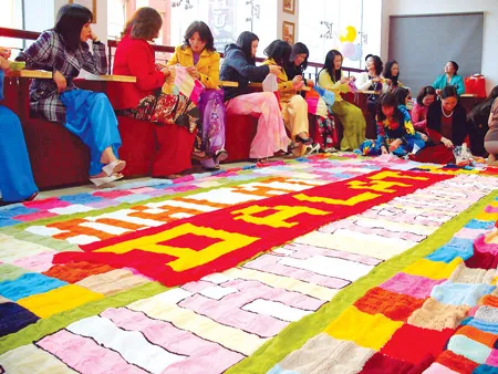 Gần 2.000 người tham gia đan chiếc mền len lớn nhất thế giới