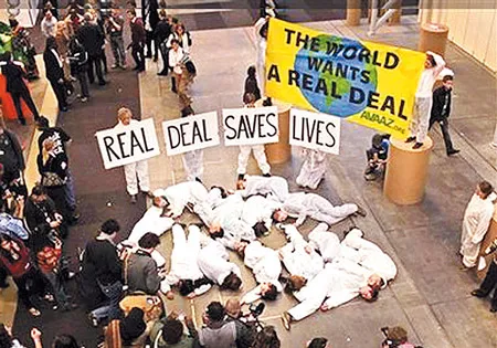 Các nhà hoạt động môi trường biểu tình và dựng cảnh xác chết bên ngoài hội nghị.