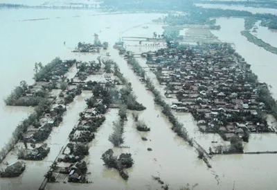 Lũ lụt lịch sử năm 1999, nhấn chìm 100% nhà cửa của người dân Thừa Thiên - Huế trong biển nước.