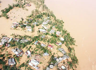 Nhà cửa, làng mạc miền Trung bị ngập chìm trong cơn lũ hồi tháng 9-2009. Ảnh: Nguyễn Hùng
