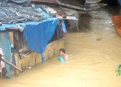 Không được trang bị phao cứu sinh, người dân vùng “rốn” lũ Thừa Thiên - Huế phải túm ni lông làm phao để bơi qua dòng nước xoáy. Ảnh: Văn Thắng