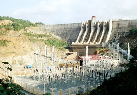 Nhà máy thủy điện Bình Điền (Thừa Thiên - Huế) ngừng hoạt động vì phải sửa chữa máy móc hư hỏng do sự cố xả lũ ngày 29-9-2009. Ảnh: Vũ Văn Thắng