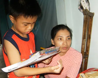 Chị Huỳnh Anh trao học bổng “Ngọn nến niềm tin” cho học sinh khuyết tật vượt khó.
