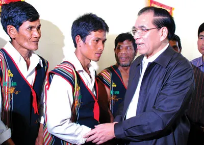 Tổng Bí thư Nông Đức Mạnh thăm và làm việc tại Gia Lai và Kon Tum