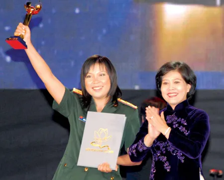 Phó Chủ tịch UBND TPHCMNguyễn Thị Hồng chúc mừng đại diện phim “Mười ba bến nước” nhận giải Bông senvàng. Ảnh: ĐỨC TRÍ