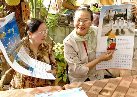 Ra mắt bộ lịch thơ Huế