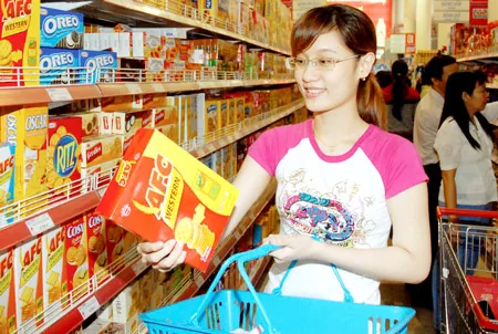 Chọn mua bánh “nội” tại Co.opMart Cống Quỳnh chiều 15-12. Ảnh: ĐỨC TRÍ