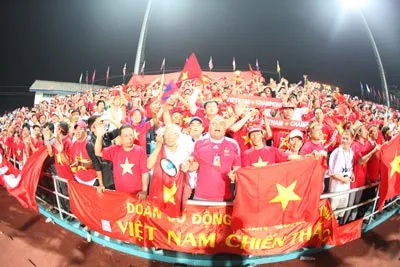 Cổ động viên Việt Nam mừng chức vô địch của đội tuyển bóng đá nữ nước ta .ảnh : Hoàng Hà - TTXVN