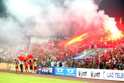 Không khí mừng chiến thắng của đội tuyển Việt Nam rực đỏ trên khán đài . Ảnh : Hoàng Hà - TTXVN