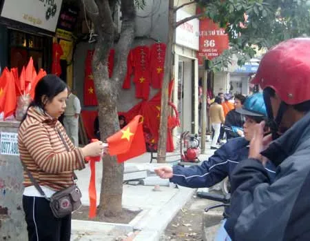 Người dân Hà Nội náo nức chuẩn bị "trang phục" để cổ động cho trận chung kết Seagame 25 (ảnh chụp lúc 16 giờ)