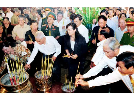 TPHCM dâng hương tri ân các anh hùng, liệt sĩ