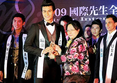 Siêu mẫu Bruno Kettels người Bolivia đăng quang Mr. International 2009