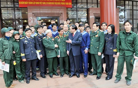 Tổng bí thư Nông Đức Mạnh trò chuyện cùng các đại biểu dự lễ mít tinh sáng nay. Ảnh Minh Điền