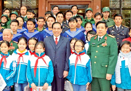 Tổng Bí thư Nông Đức Mạnh và các đại biểu dự lễ kỷ niệm 65 năm Ngày thành lập Quân đội Nhân dân VN tại Hà Nội. Ảnh: Minh Điền