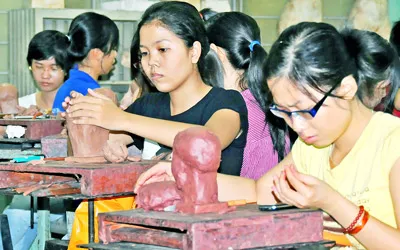 Sinh viên Trường ĐH Kiến trúc TPHCM trong giờ thực hành nặn tượng. Ảnh: Mai Hải