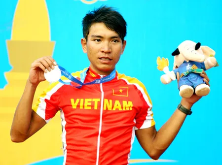 Dù chỉ giành HCB, nhưng Mai Nguyễn Hưng xứng đáng là chim đầu đàn của đội đua đường trường nam. Ảnh: Đ.H