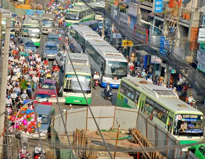 “Lô cốt” chuyển hướng ra giao lộ - Kẹt xe thêm trầm trọng