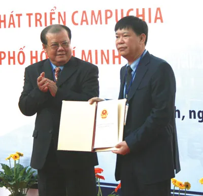 Phó Thống đốc Thường trực Ngân hàng Nhà nước Việt Nam Trần Minh Tuấn trao Giấy phép đầu tư cho Chủ tịch HĐQT BIDC Trần Thanh Vân.