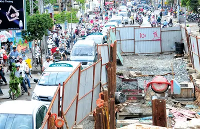 "Lô cốt" vẫn tiếp tục là nỗi ám ảnh của người dân khi ra đường. Ảnh: Việt Dũng