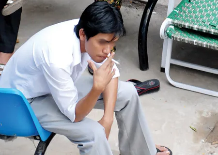 Hút thuốc trong Bệnh viện Chấn thương chỉnh hình sáng 29-12-2009, bất chấp bảng “Không hút thuốc trong bệnh viện”. Ảnh: ĐỨC TRÍ