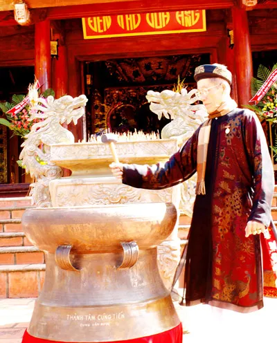 Lâm Đồng: Một người dân tặng trống đồng cho đền thờ vua Hùng