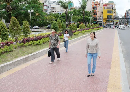 Quản lý vỉa hè tại khu vực trung tâm - Nhiều tồn tại