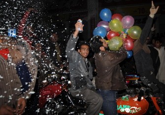 Pakistani youth celebrate New Year's Eve in Lahore on December 31, 2009. (AFP photo)