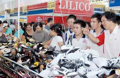 Visitors to the fair on the first day (Photo: SGGP)