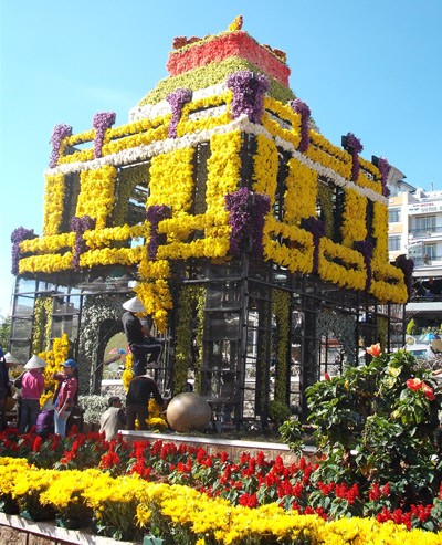 An eight-meter “room” made from hundreds of thousands of daisies by more than 1,000 students at the Da Lat Flower Festival. (Photo: SGGP)