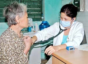 A woman covered by health insurance receives treatment at People’s Hospital 115 in Ho Chi Minh City (Photo: SGGP)