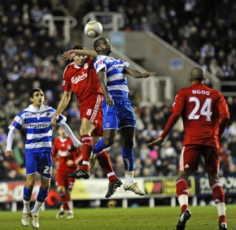 Liverpool's Steven Gerrard (2nd L) jumps for the ball against Reading's Kalifa Cisse (2nd R) during the FA Cup third round football match between Reading and Liverpool on January 2, 2010 (AFP photo)