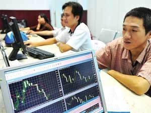 Investors follow developments in gold prices at a gold trading floor in Ho Chi Minh City (File photo: SGGP)