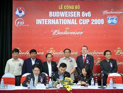 Representatives of the Vietnam Football Federation and Budweiser Beer at an agreement signing ceremony for the Budweiser 6v6 Cup Vietnam 2009 in March (File photo)