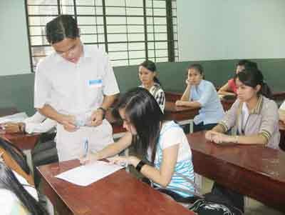 Contestants sit entry examinations into the University of Social Sciences and Humanities. (Photo: Tuoi tre)