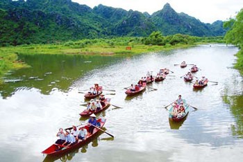 Tourists visit Huong Pagoda in Hanoi. Prices of domestic tours are set to hike by 30 to 40 percent now that the 2009 national tourism promotion program has ended. (Photo: SGGP)