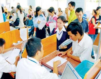 HCMC Tax Department staff members instruct taxpayers on how to make a tax declaration. On the “Speak and Act” program on HCM City Television on January 3, deputy director of the department Nguyen Trong Hanh promised to cut half of the formalities related to VAT refunds (Photo: SGGP)