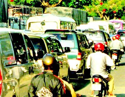 Traffic jam outside the Can Tho ferry station on January 3 as people returned to work from their hometowns after a three-day New Year holiday (Photo: SGGP)