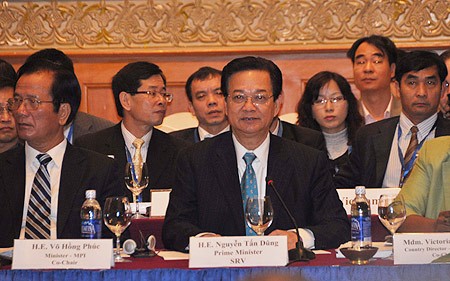 PM Nguyen Tan Dung and the two co-chair people of the Consultative Group Meeting 2009, the Minister of Planning and Investment Vo Hong Phuc and the WB’s Director in Vietnam Victoria Kwakwa.