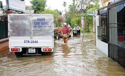 A broken dyke led to severe flooding in HCMC’s Thu Duc District on January 4 ( Photo: SGGP)