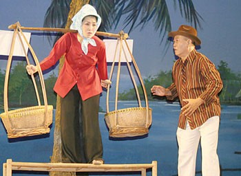 Renowned overseas Vietnamese actress Kieu Oanh (L) will perform for HCMC audiences during the upcoming Tet holidays in February (Photo: SGGP)