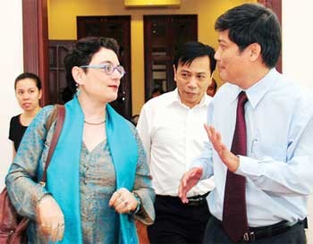 HCM City Party Committee Deputy Secretary Nguyen Van Dua (R) speaks with a member of the visiting delegation of leftists on January 4. The delegation says Vietnam has creatively employed Marxism-Leninism in building socialism. (Photo: SGGP)