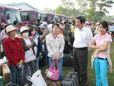 HCMC Labor Union Chairman Nguyen Huy Can (2nd R) speaks to travelers at a ceremony to see off workers returning to their hometowns for the Tet holiday last year ( Photo: Nguoi Lao Dong)