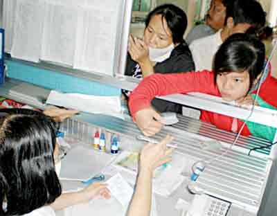 Patients line up to see doctors at HCMC’s Cho Ray hospital on January 4. New health insurance regulations are causing confusion for patients and health workers. (Photo: SGGP)