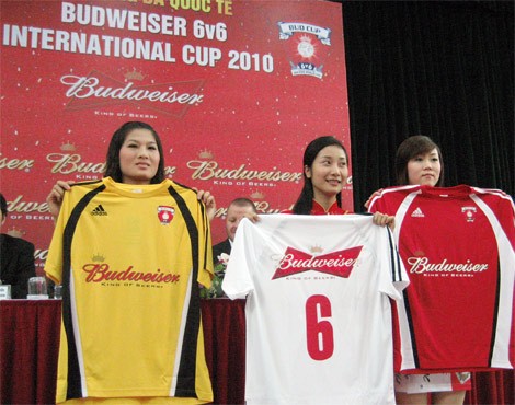 Adidas shirts for this year’s teams are introduced at the launch of the Budweiser 6v6 International Cup in Vietnam on Jan. 6 in Hanoi (Photo: Vietnam Football Federation)