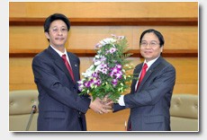 Thailand's Ambassador to the ASEAN Manasvi Srisodapol (L) congratulates his Vietnamese colleage Vu Dang Dung at the ceremony held at the ASEAN Secretariat on Jan. 6, 2010. (Photo: ASEAN Secretariat courtesy)