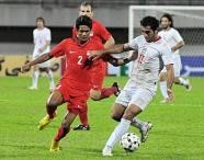 Mehrad Madanchi (R) of Iran controls the ball as Muhammad Ridhuan (L) of Singapore moves to tackle him on Jan. 6, 2009 in their Asian Cup qualifier in Singapore(AFP photo)