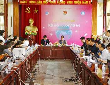 Vietnamese officials take part in an online exchange themed “Connecting Young Vietnamese” held January 6 with participation from overseas Vietnamese at exchange points in 11 countries. (Photo: Ha Noi Moi)