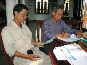 Poets select poems to include in a 1,000-meter-long calligraphy work drawn on silk in Quang Nam Province (Photo: Dat Viet)