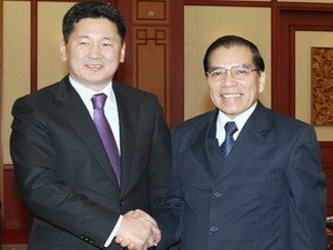Vietnamese Party General Secretary Nong Duc Manh (R) receives Secretary General of the Mongolian People's Revolutionary Party Ukhnaa Khurelsukh in Hanoi on January 7