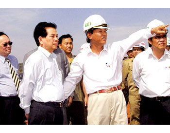 President Nguyen Minh Triet at the Dak Rtich Hydropower Plant construction site in Dak Nong Province January 7 (Photo: SGGP)